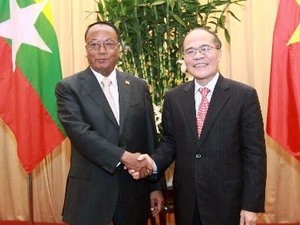 Pemimpin Partai dan Negara Vietnam menerima dan mengadakan pembicaraan dengan Ketua Senat Myanmar. - ảnh 1